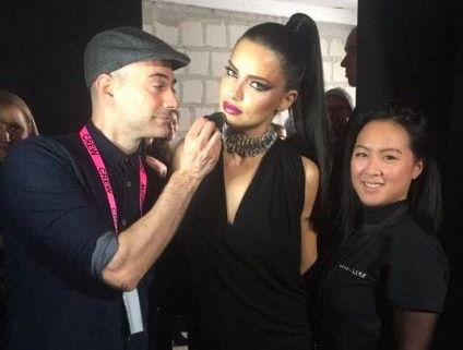Adriana Lima mit Make-up Artisten der Famous Face Academy