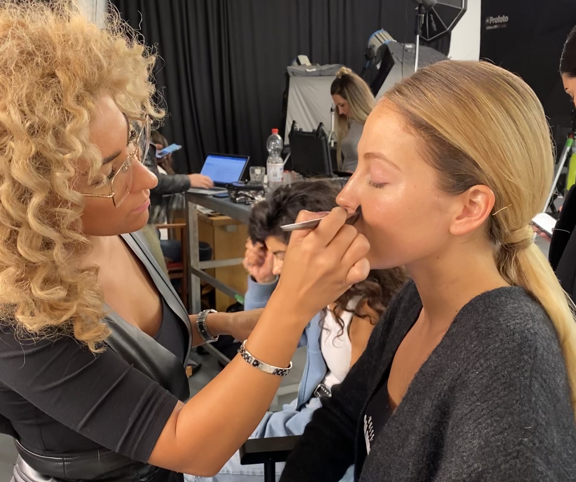 IMG_3774 Model wird geschminkt