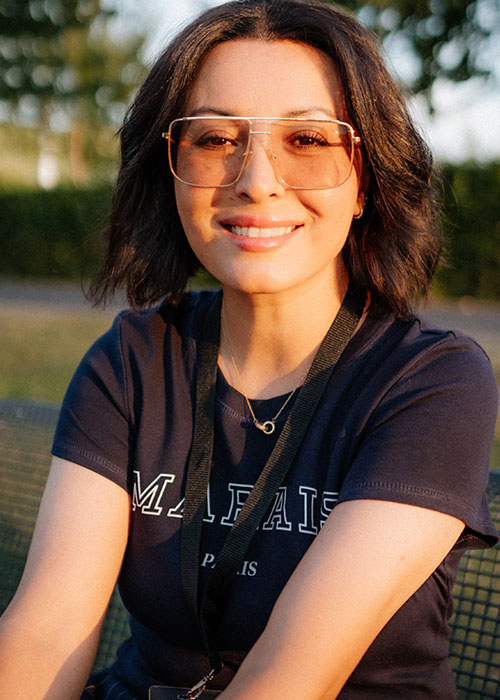 Mit ihrem unermüdlichen Einsatz, ihrer Leidenschaft für das Styling und ihrem Engagement für höchste Qualität setzt Asal weiterhin neue Maßstäbe in der Branche und inspiriert angehende Stylisten und Make-up-Artistinnen.