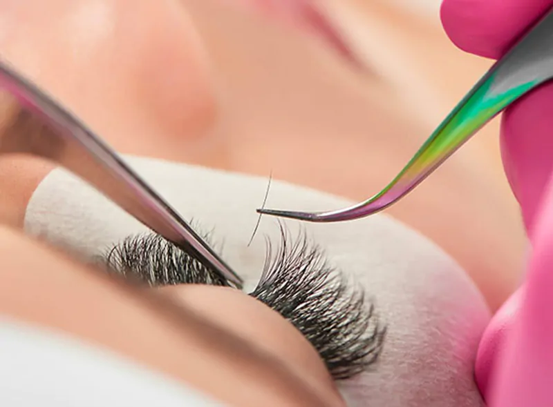 Wimpernverlängerung an der Famous Face Academy